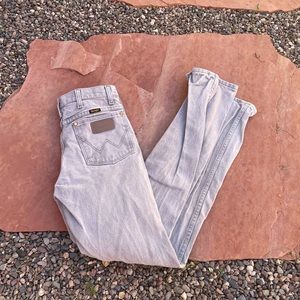Vintage style modern light grey women’s wrangler cowboy fit jeans